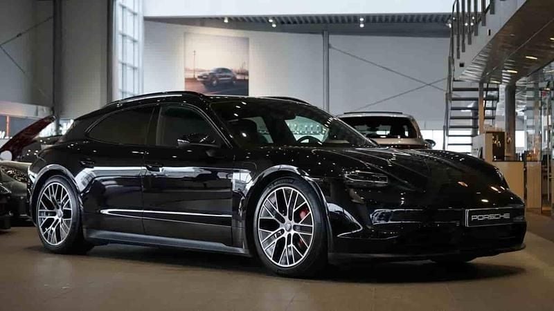 Svart Begagnad 2024 Porsche Taycan 4S Sport Turismo Sedan | 899 000 kr (Superpris) - Bild 1/1