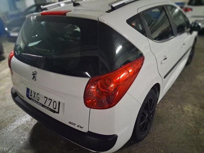 Begagnad Peugeot 207 92 HK (67 kW) 2011 Vit Kombi