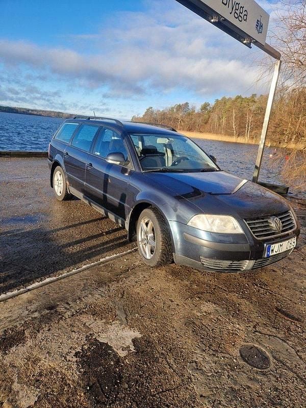 Grå Begagnad 2005 VW Passat Kombi | 23 000 kr (Marknadspris) - Bild 1/4