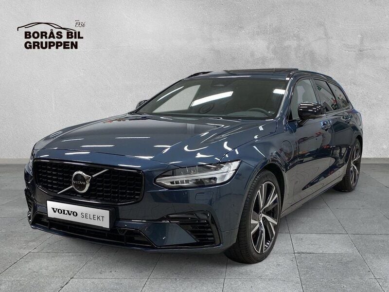 Mörkblå (blå) Begagnad 2022 Volvo V90 R-Design Kombi | 439 000 kr (Marknadspris) - Bild 1/4