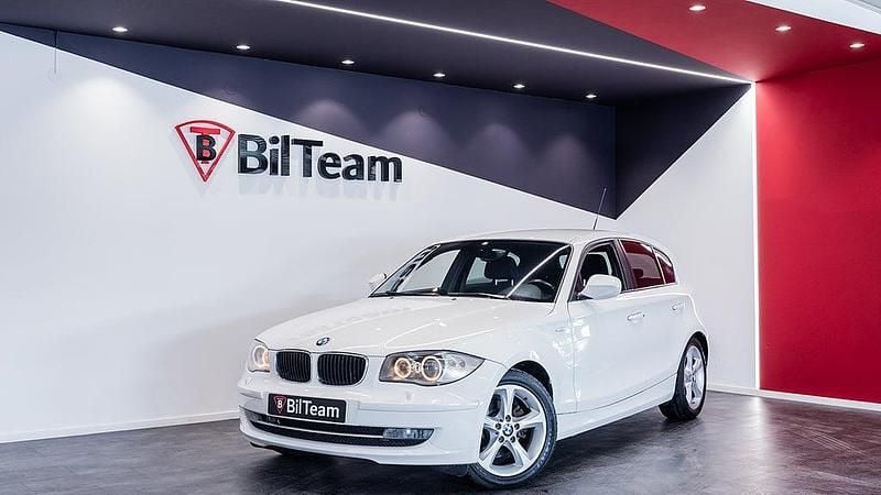 Begagnad BMW 118 Comfort Edition 143 HK (105 kW) 2010 Vit Halvkombi