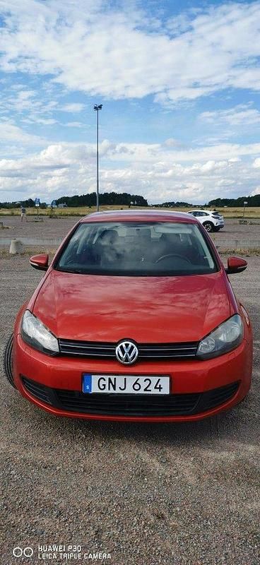 Röd Begagnad 2010 VW Golf VI Halvkombi | 62 500 kr (Marknadspris) - Bild 1/4