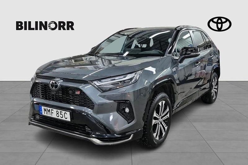 Grå Begagnad 2023 Toyota RAV4 Sport SUV | 479 900 kr (Marknadspris) - Bild 1/4