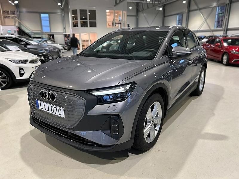 Grå Begagnad 2026 Audi Q4 e-tron SUV | 599 900 kr (Dyr) - Bild 1/4
