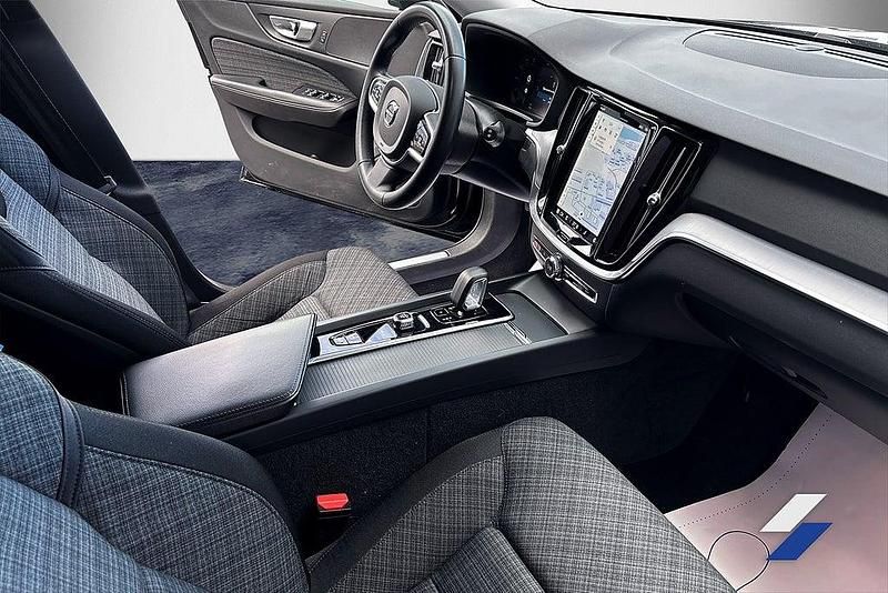 Begagnad Volvo V60 CC Momentum 197 HK (144 kW) 2022 Svart Kombi