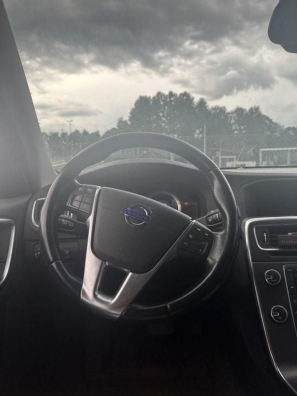 Grå Begagnad 2011 Volvo S60 Summum Sedan | 105 000 kr (Marknadspris) - Bild 1/4
