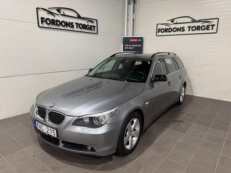 Ljusgrå (grå) Begagnad 2006 BMW 525 Kombi | 59 800 kr (Marknadspris) - Bild 1/4