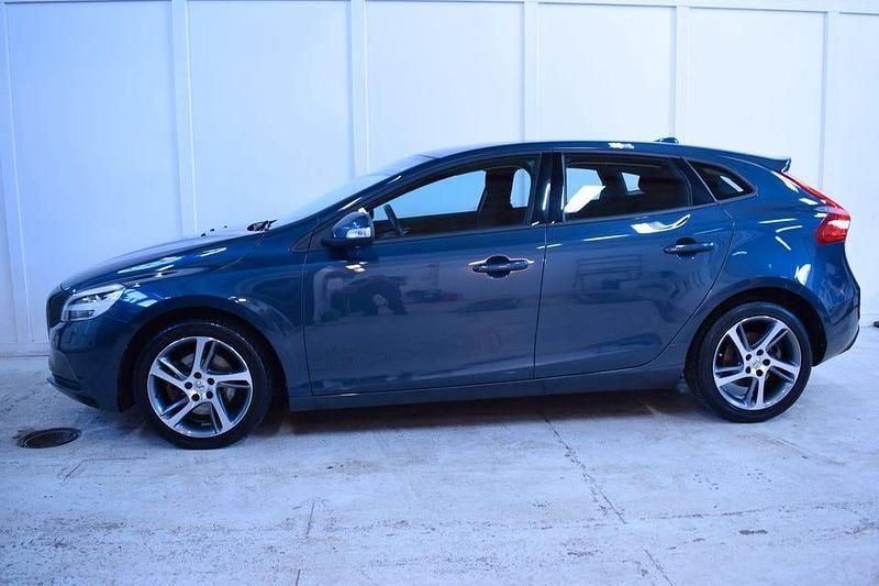 Mörkblå (blå) Begagnad 2017 Volvo V40 Kinetic Kombi | 144 900 kr (Lite dyr) - Bild 1/4