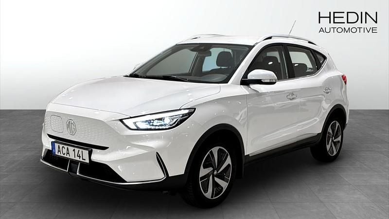 Vit (white) Begagnad 2022 MG ZS Comfort Sedan | 244 900 kr (Bra pris) - Bild 1/4