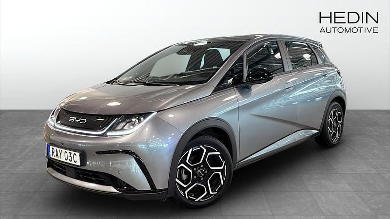 Grå (grey) Begagnad 2023 BYD Dolphin Comfort Halvkombi | 269 900 kr - Bild 1/4