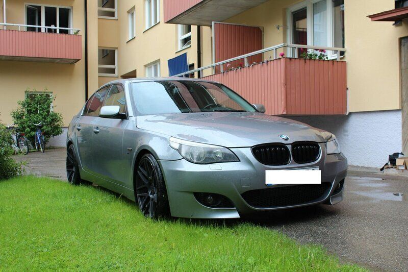 Grå Begagnad 2006 BMW 550 M Sport Sedan | 104 500 kr - Bild 1/4