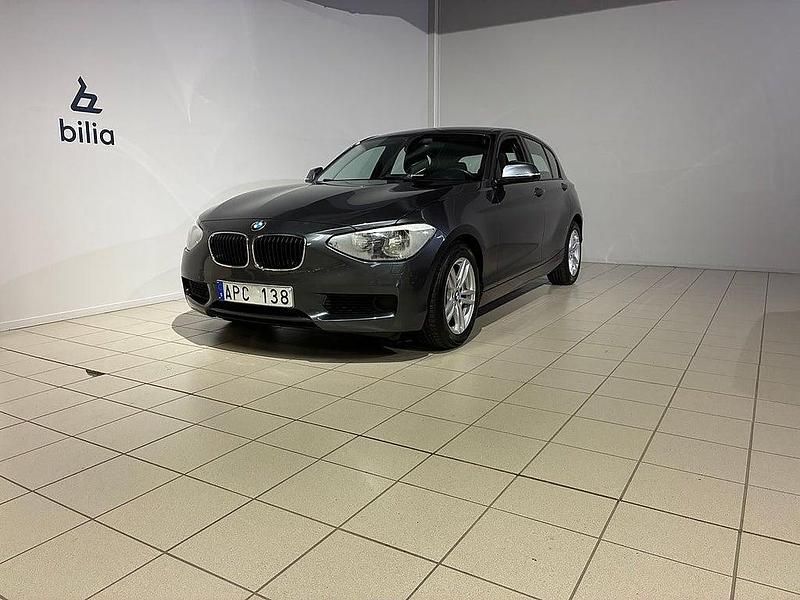 Grå Begagnad 2011 BMW 116 Halvkombi | 109 500 kr (Dyr) - Bild 1/3