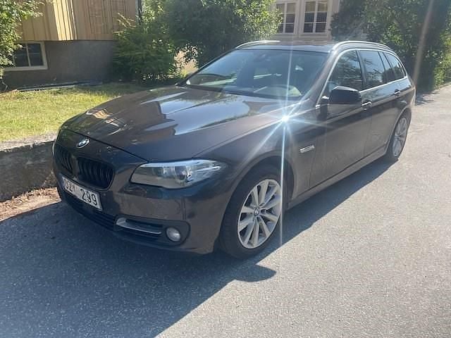 Brun Begagnad 2014 BMW 520 Kombi | 96 000 kr (Superpris) - Bild 1/4