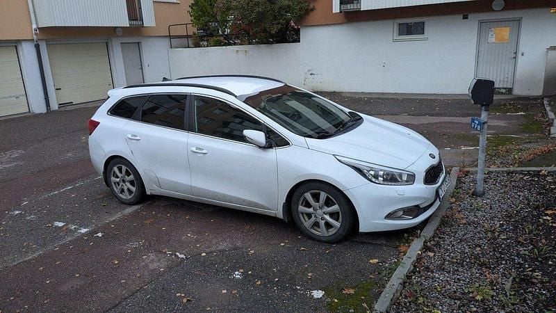 Vit Begagnad 2013 Kia Ceed Sportswagon Comfort Kombi | 21 000 kr (Bra pris) - Bild 1/2