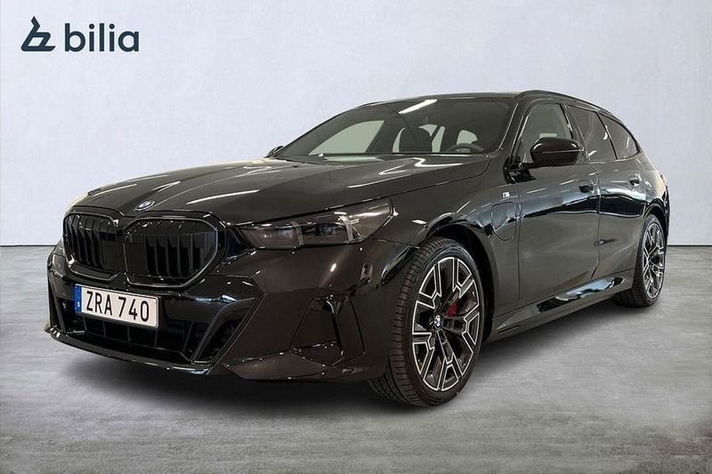 Svart Begagnad 2025 BMW 550e M Sport Kombi | 899 900 kr (Marknadspris) - Bild 1/3