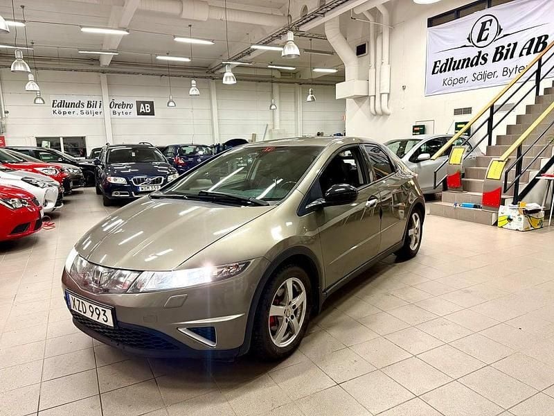 Grå Begagnad 2006 Honda Civic Sport Halvkombi | 47 800 kr (Dyr) - Bild 1/4