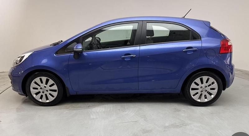 Blå Begagnad 2014 Kia Rio Halvkombi | 44 990 kr (Bra pris) - Bild 1/3