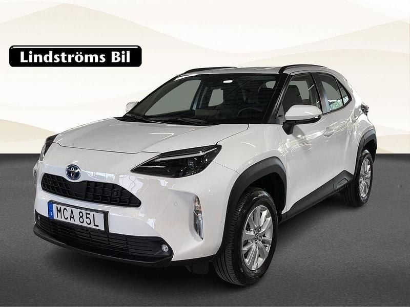 Vit Begagnad 2023 Toyota Yaris Hybrid Active SUV | 299 000 kr - Bild 1/3