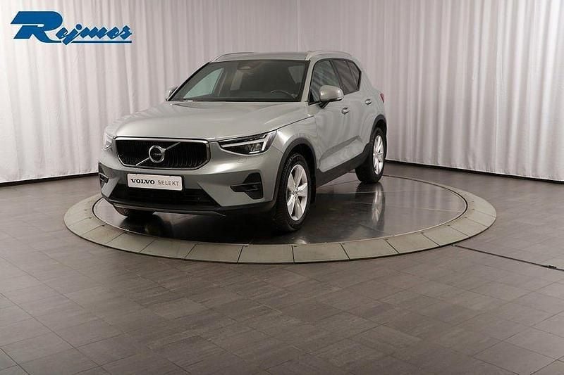 Grå Begagnad 2023 Volvo XC40 Core SUV | 339 900 kr (Bra pris) - Bild 1/4
