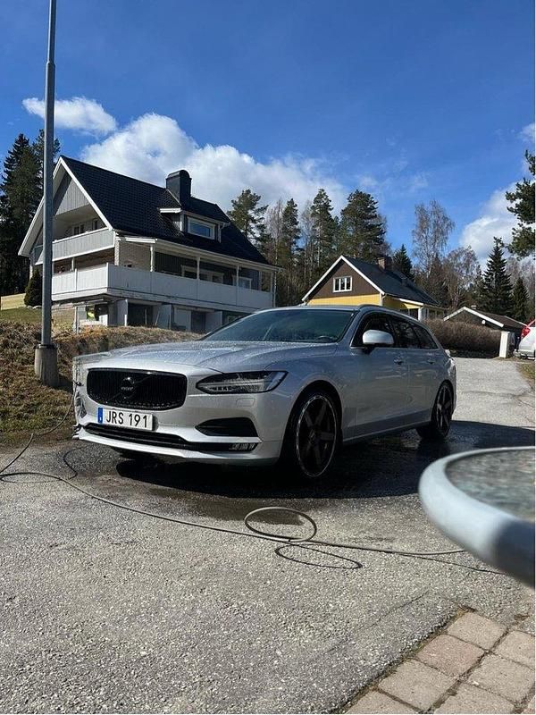 Silver Begagnad 2017 Volvo V90 Momentum Kombi | 187 000 kr (Marknadspris) - Bild 1/4