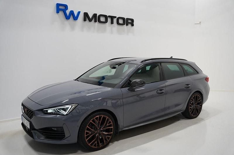 Ljusgrå (grå) Begagnad 2024 Cupra Leon VZ Kombi | 338 900 kr (Marknadspris) - Bild 1/4