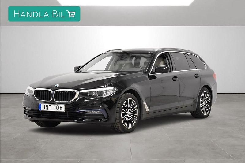 Svart Begagnad 2018 BMW 520 Sport Line Kombi | 279 900 kr (Marknadspris) - Bild 1/4