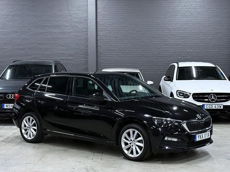 Svart Begagnad 2020 Skoda Scala Halvkombi | 159 900 kr (Marknadspris) - Bild 1/4
