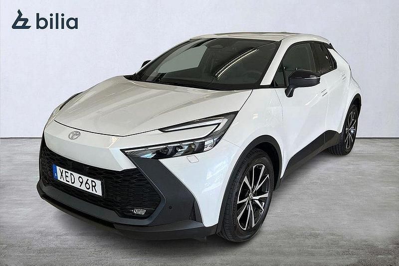 Vit Begagnad 2024 Toyota C-HR Style SUV | 424 900 kr (Marknadspris) - Bild 1/4