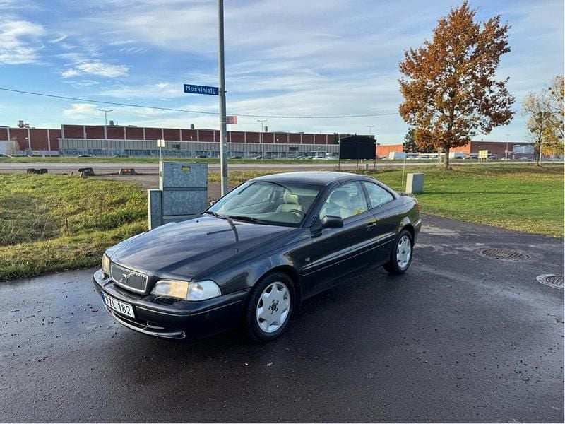 Grå Begagnad 2001 Volvo C70 Sportkupé | 44 900 kr (Marknadspris) - Bild 1/4