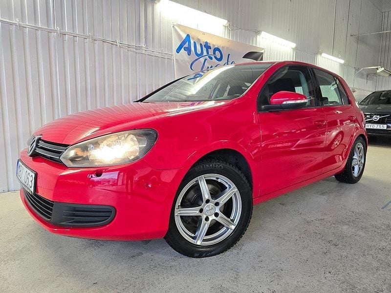 Röd Begagnad 2011 VW Golf VII Halvkombi | 64 900 kr (Marknadspris) - Bild 1/4