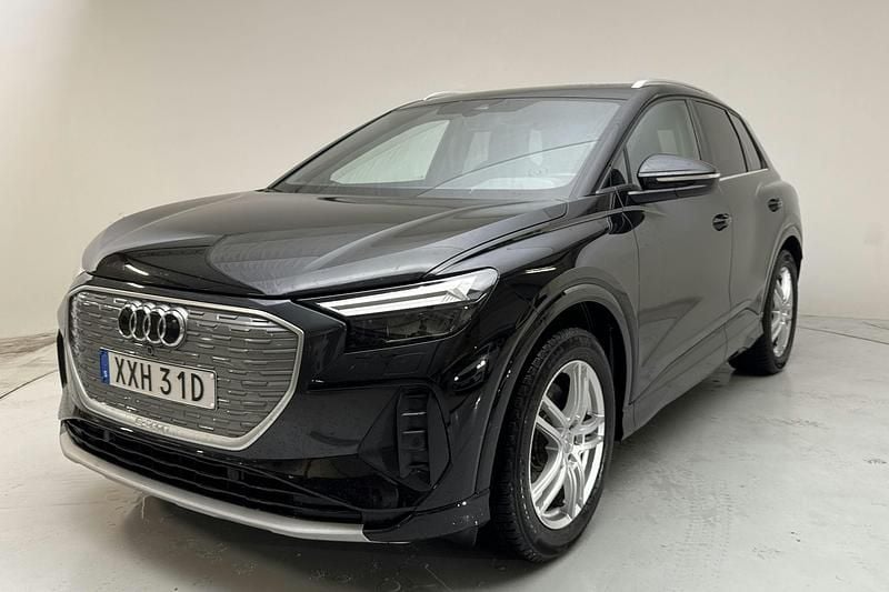 Svart Begagnad 2023 Audi Q4 e-tron Advanced SUV | 299 000 kr (Bra pris) - Bild 1/4