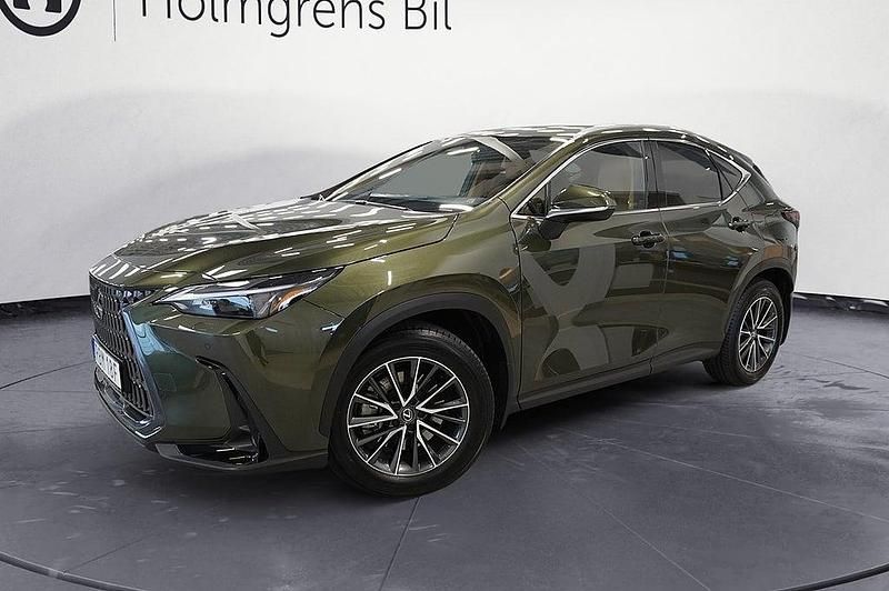 Grön Begagnad 2024 Lexus NX450h+ Business Edition SUV | 564 800 kr (Bra pris) - Bild 1/4