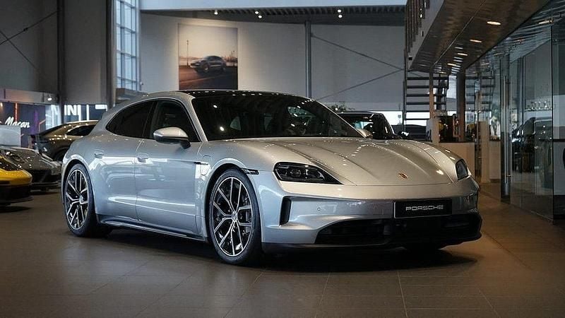 Silver Ny 2024 Porsche Taycan Sport Turismo Sedan | 1 376 800 kr - Bild 1/4