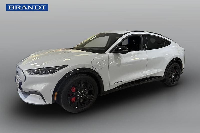 Vit Begagnad 2023 Ford Mustang Mach-E SUV | 579 000 kr - Bild 1/4