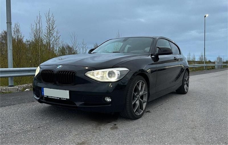 Svart Begagnad 2013 BMW 118 M Performance Halvkombi | 105 000 kr (Marknadspris) - Bild 1/4