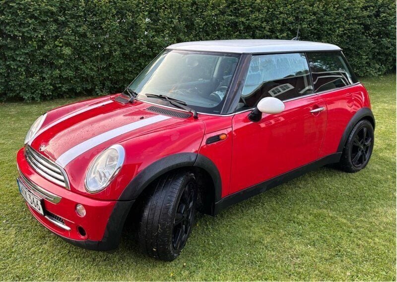 Röd Begagnad 2006 Mini Cooper Pepper Halvkombi | 45 000 kr (Marknadspris) - Bild 1/4
