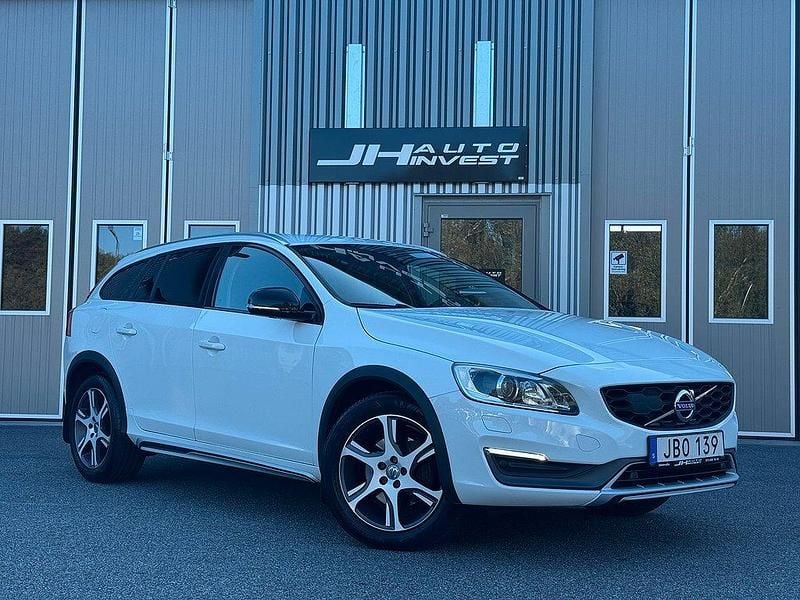 Vit Begagnad 2015 Volvo V60 CC Summum Kombi | 189 900 kr (Marknadspris) - Bild 1/4