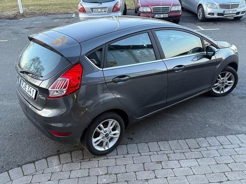 Begagnad Ford Fiesta Titanium 101 HK (74 kW) 2017 Grå Halvkombi