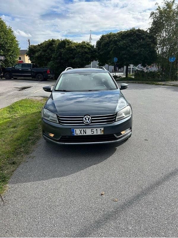 Grå Begagnad 2012 VW Passat Kombi | 54 000 kr (Superpris) - Bild 1/4