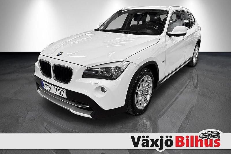 Vit Begagnad 2010 BMW X1 SUV | 69 900 kr (Marknadspris) - Bild 1/4