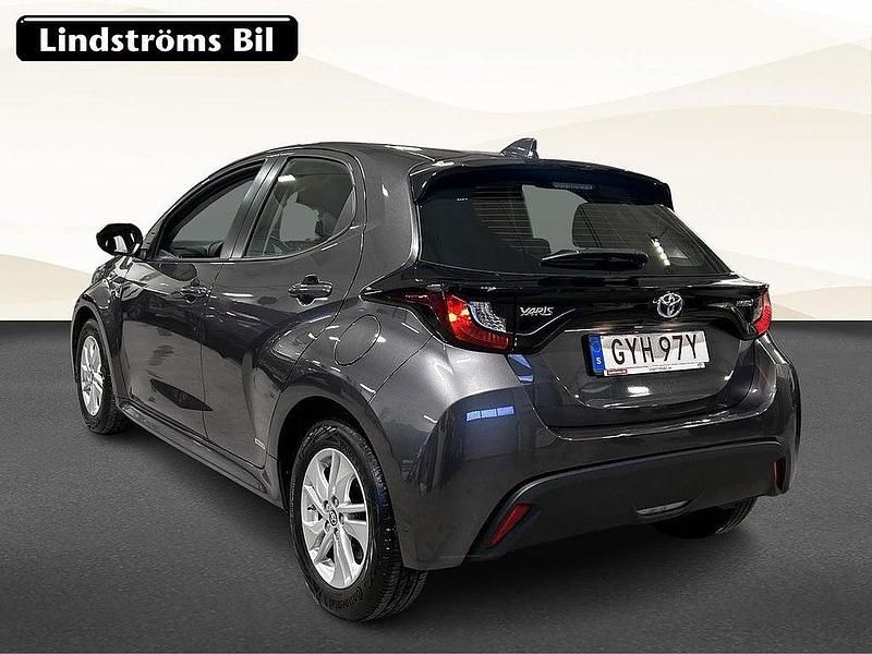 Begagnad Toyota Yaris Hybrid Active 92 HK (67 kW) 2021 Mörkgrå Halvkombi