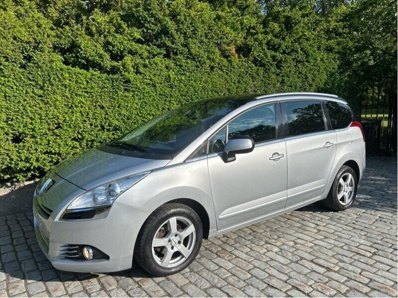 Grå Begagnad 2012 Peugeot 5008 Minibuss | 59 900 kr (Marknadspris) - Bild 1/4