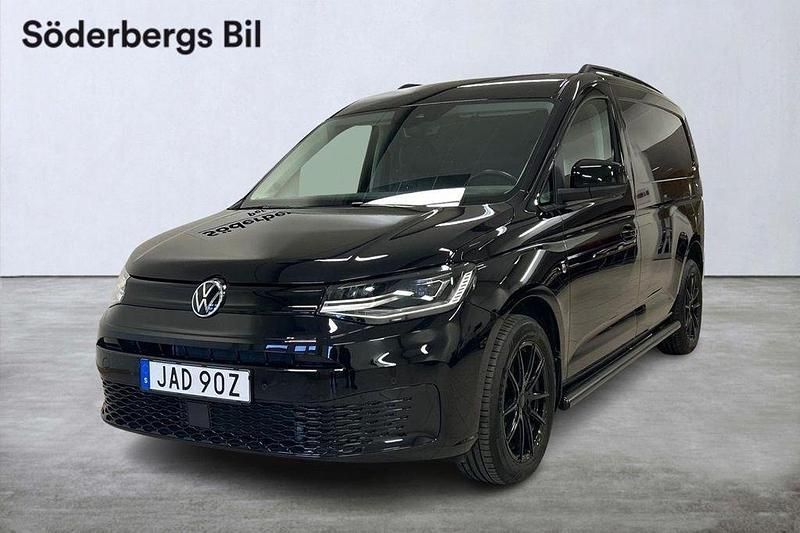 Svart (deep black pärleffekt) Begagnad 2023 VW Caddy Maxi Minibuss | 399 900 kr - Bild 1/4