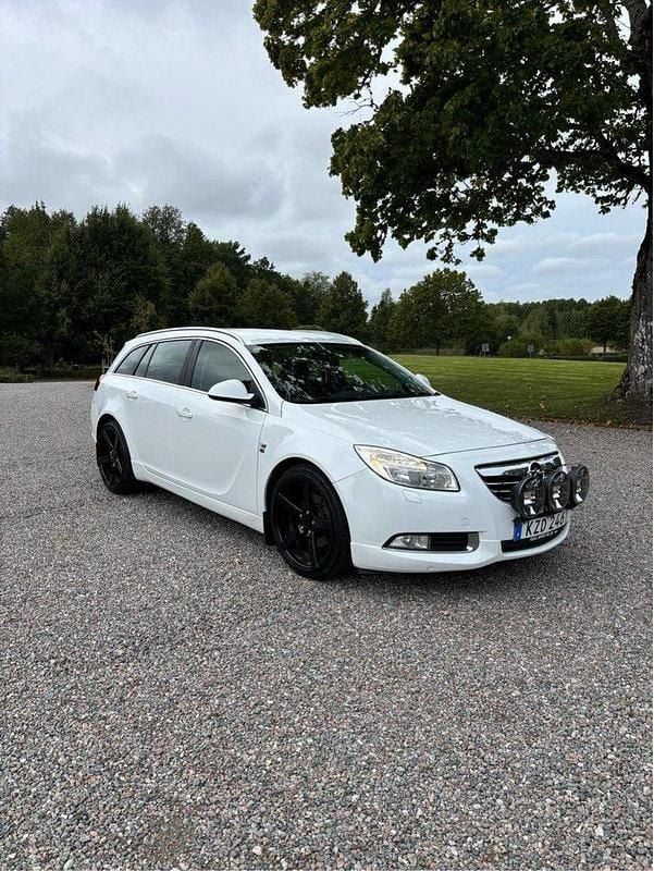 Vit Begagnad 2010 Opel Insignia Edition Kombi | 43 000 kr - Bild 1/4
