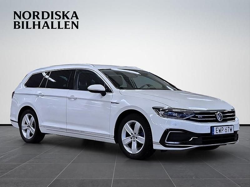 Vit Begagnad 2020 VW Passat GTE Kombi | 244 795 kr (Marknadspris) - Bild 1/4