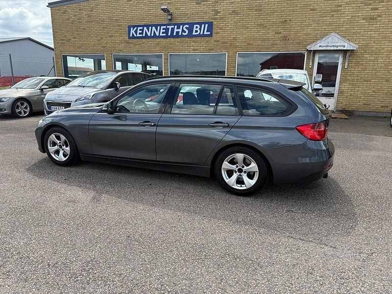 Grå Begagnad 2014 BMW 318 Sport Line Kombi | 159 500 kr (Marknadspris) - Bild 1/4
