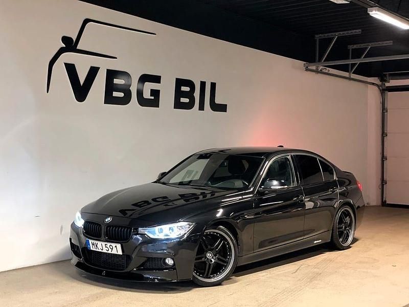 Svart Begagnad 2013 BMW 328 M Sport Sedan | 144 900 kr (Marknadspris) - Bild 1/4