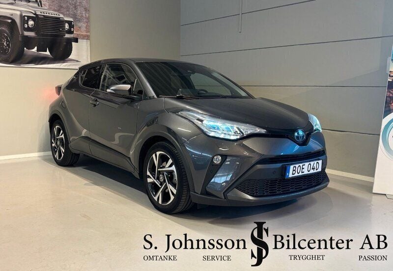 Mörkgrå (grå) Begagnad 2022 Toyota C-HR Edition SUV | 259 900 kr (Marknadspris) - Bild 1/4