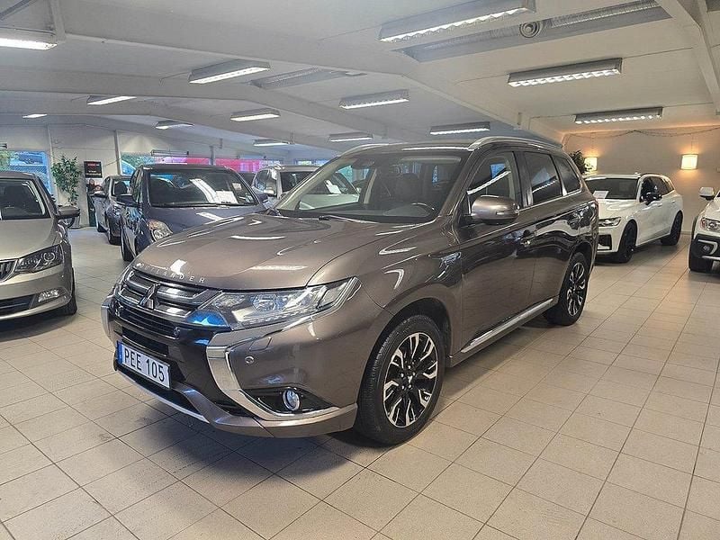 Brun Begagnad 2016 Mitsubishi Outlander P-HEV Comfort Edition SUV | 179 900 kr (Marknadspris) - Bild 1/4