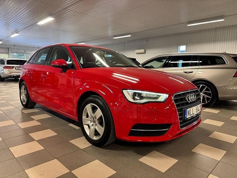 Röd Begagnad 2013 Audi A3 Sportback Attraction Halvkombi | 117 000 kr (Marknadspris) - Bild 1/4